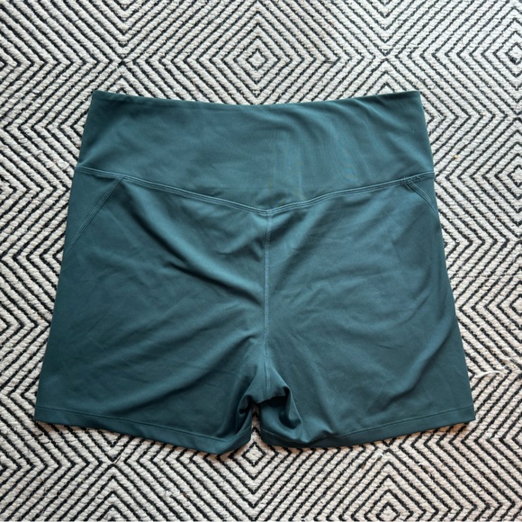 Girlfriend collective exercise shorts - Picture 2 of 3